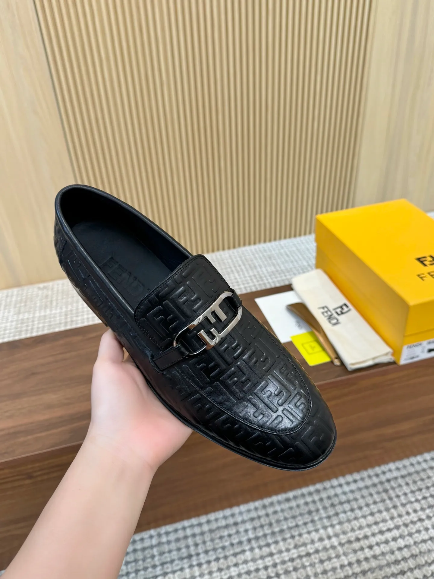 [FENDI] Top P: 980💰 ▪️Size: Men's 39-44. (Customized at 38.45.46) Fendi men's business casual leather shoes Imported brand cloth/calfskin/open edge beads/brand logo printing -Inside: Comfortable cowhide lining -Outsole: Genuine leather outsole with rubber backing embedded in the heel, perfect injection molding -Ultra-high quality control·Fine workmanship: highlighted (high-end·luxury·grade)